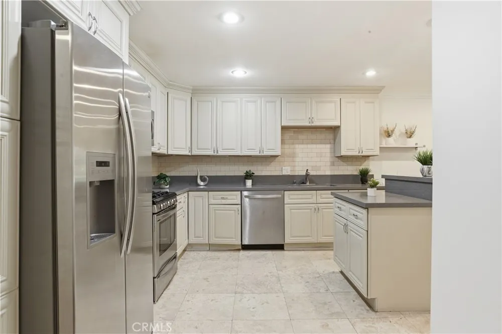 4189 Vineland Avenue #111 Studio City, CA 91602