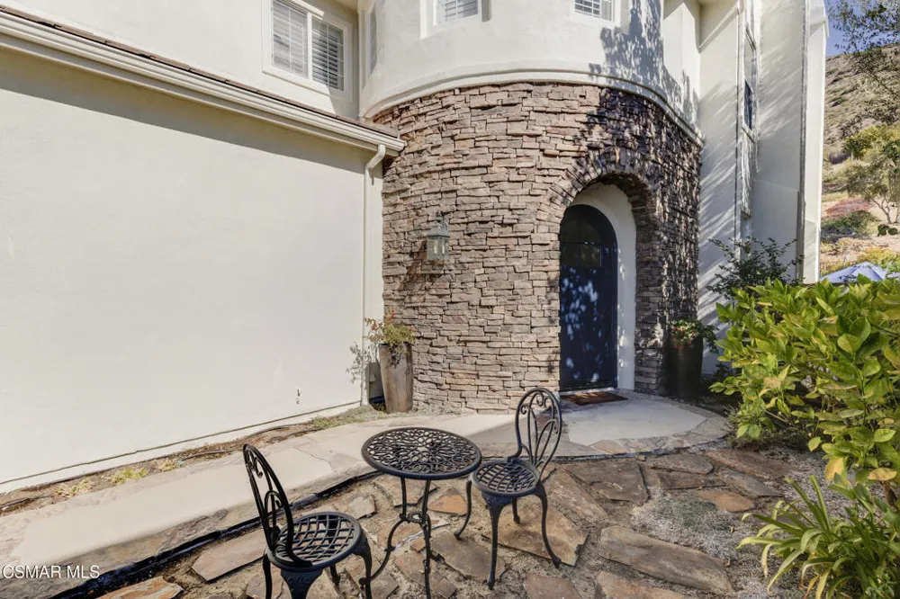 6167 Deerhill Road Oak Park, CA 91377