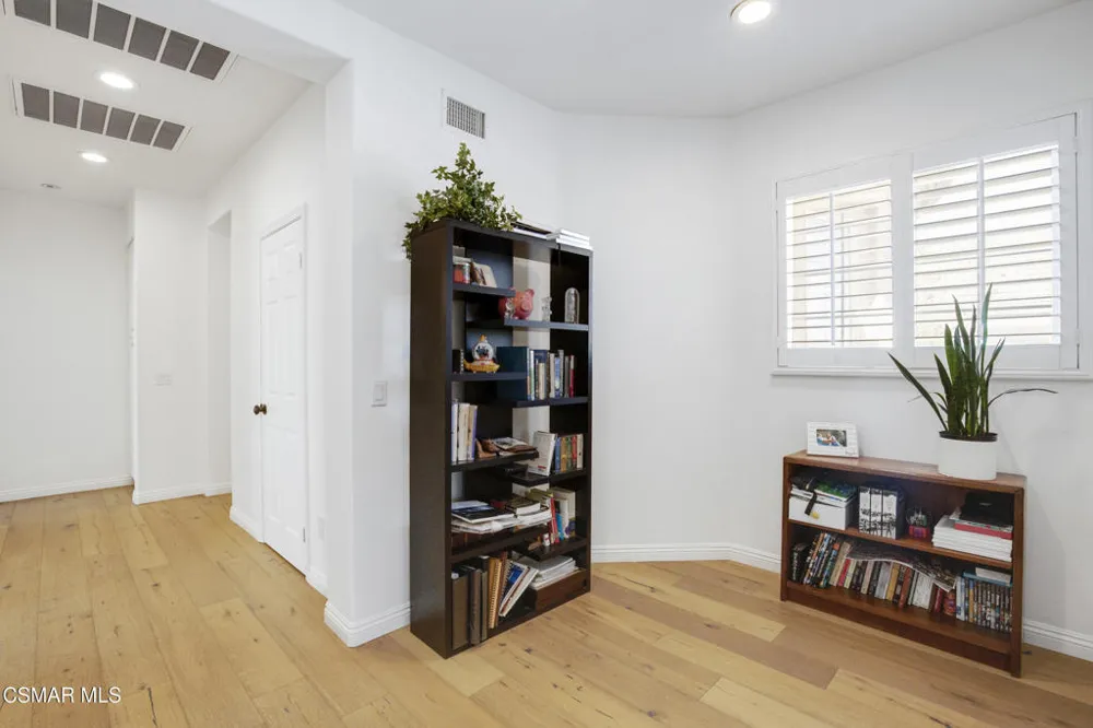 6167 Deerhill Road Oak Park, CA 91377
