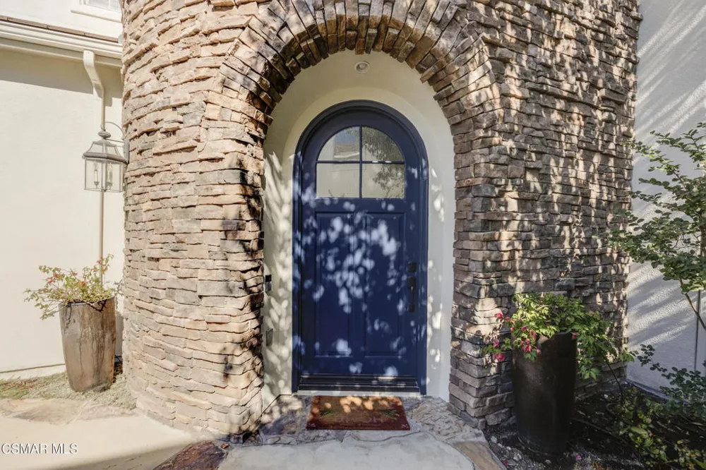 6167 Deerhill Road Oak Park, CA 91377