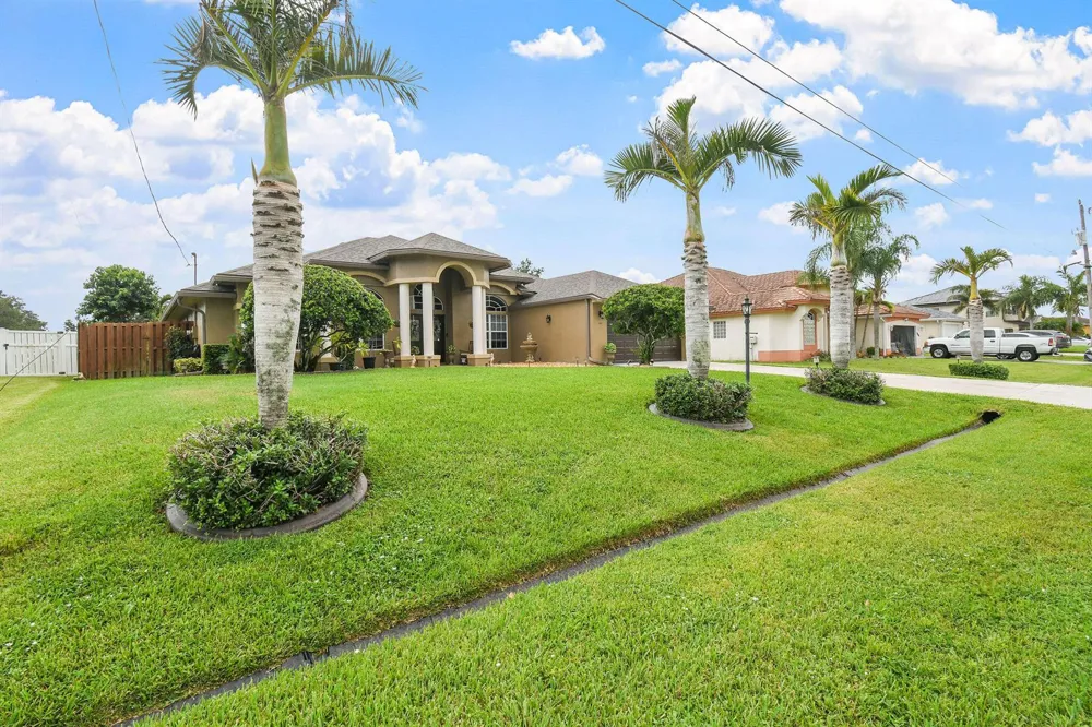390 SW Jeanne Avenue Port St. Lucie, FL 34953