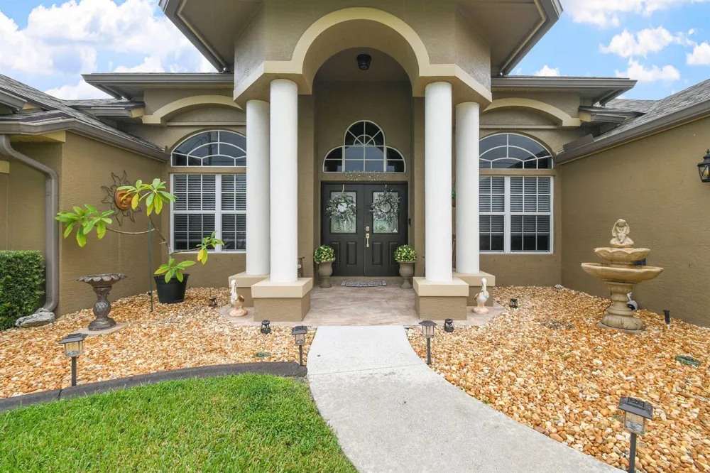 390 SW Jeanne Avenue Port St. Lucie, FL 34953