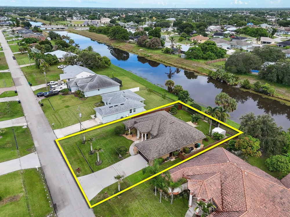 390 SW Jeanne Avenue Port St. Lucie, FL 34953