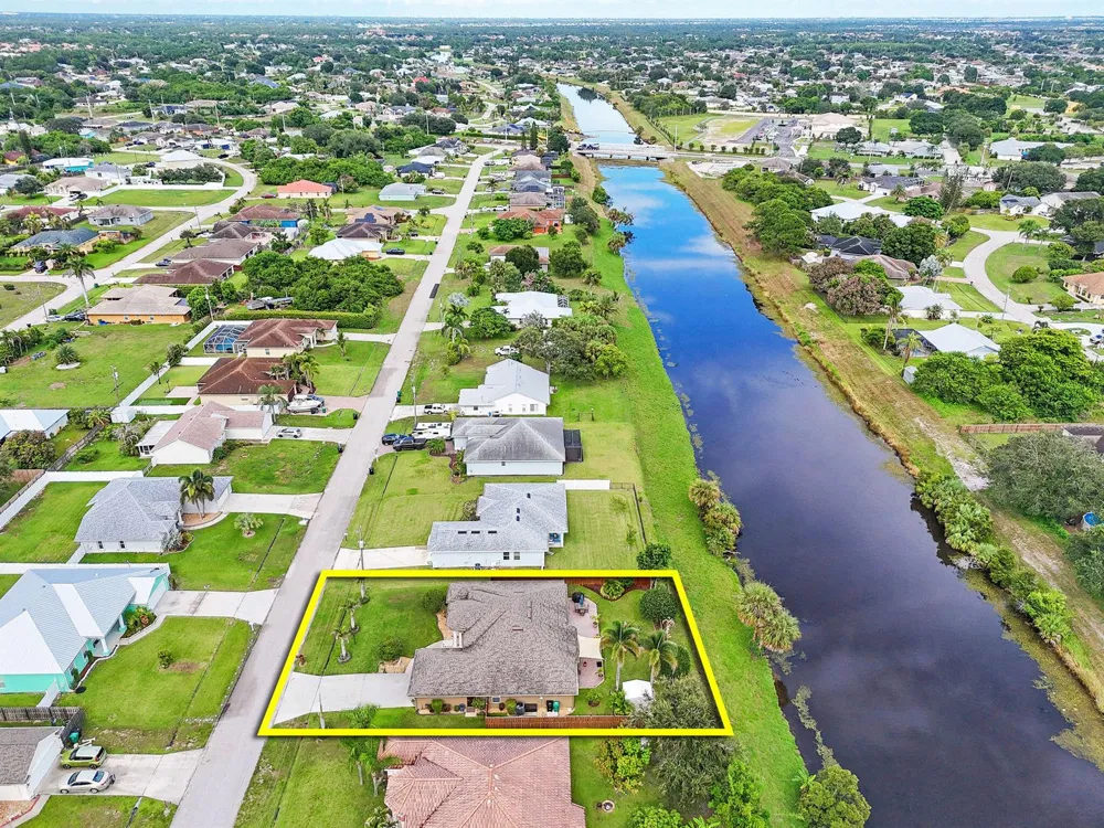 390 SW Jeanne Avenue Port St. Lucie, FL 34953