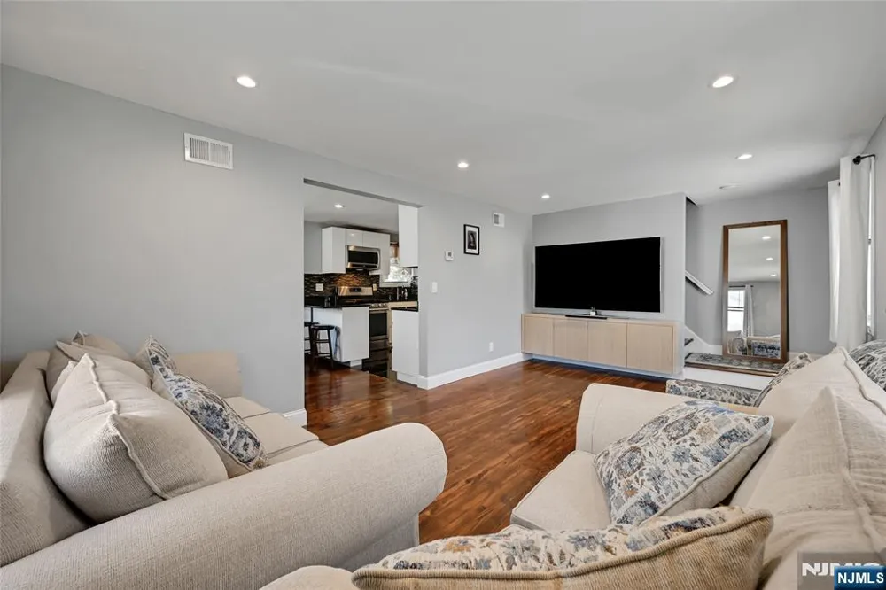 464 Simons Avenue Hackensack, NJ 07601