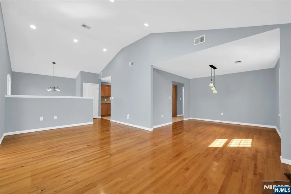 23 West Street 2 Elmwood Park, NJ 07407