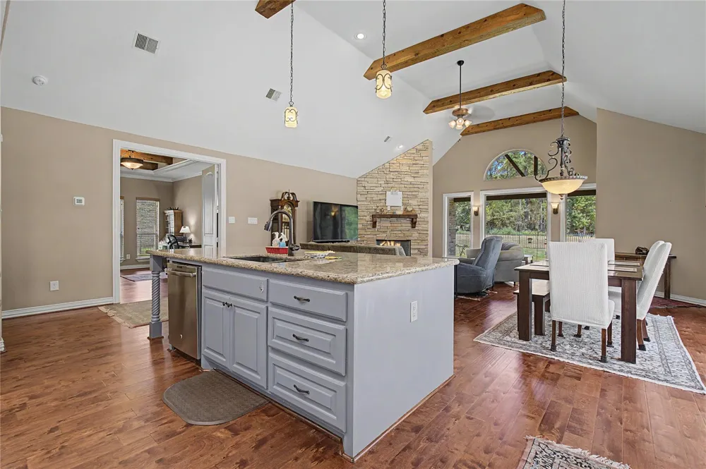 279 W Pines Drive Montgomery, TX 77356