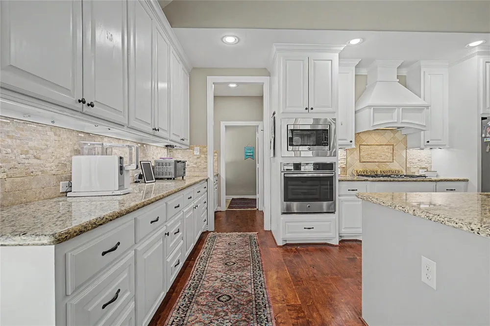 279 W Pines Drive Montgomery, TX 77356