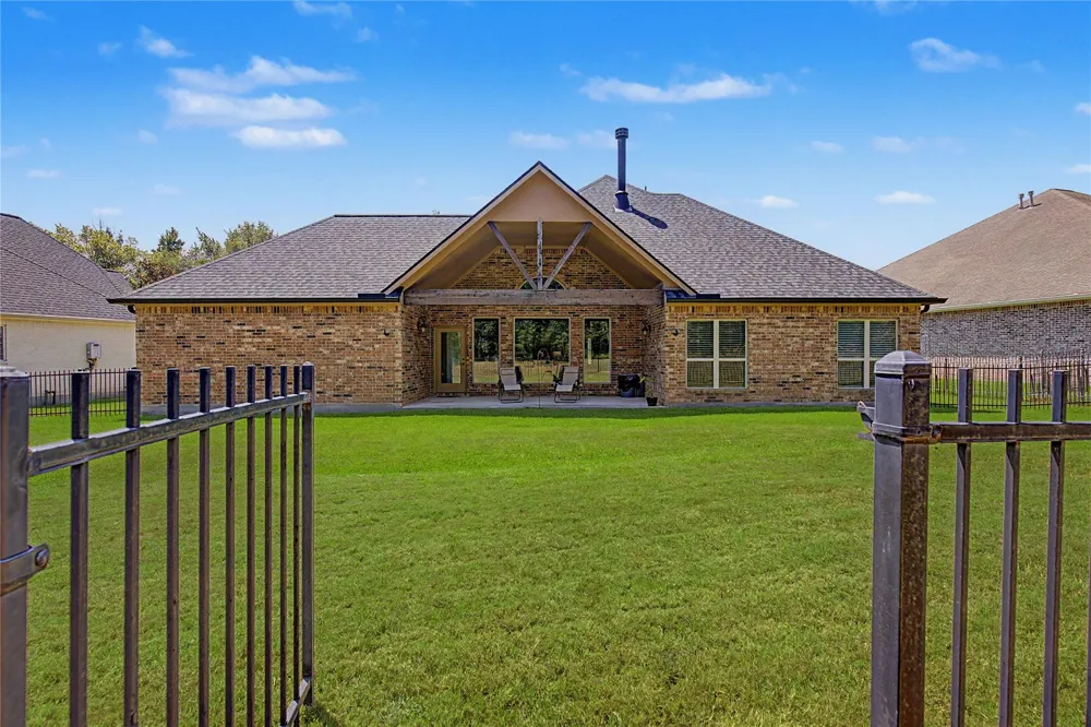 279 W Pines Drive Montgomery, TX 77356