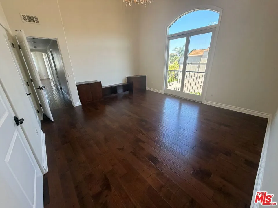 12050 Guerin Street #401 Studio City, CA 91604