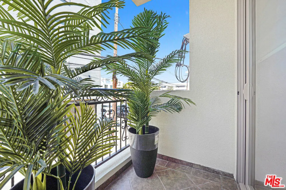 927 S Wooster Street #2 Los Angeles, CA 90035