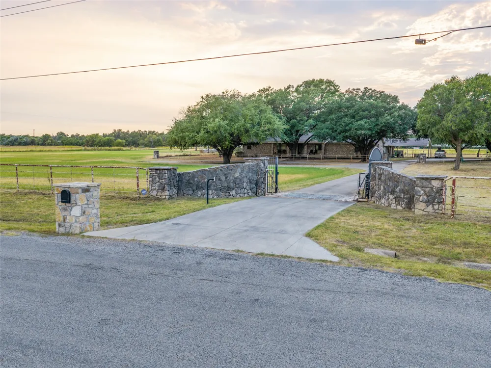 1790 Old Base Road Aurora, TX 76078
