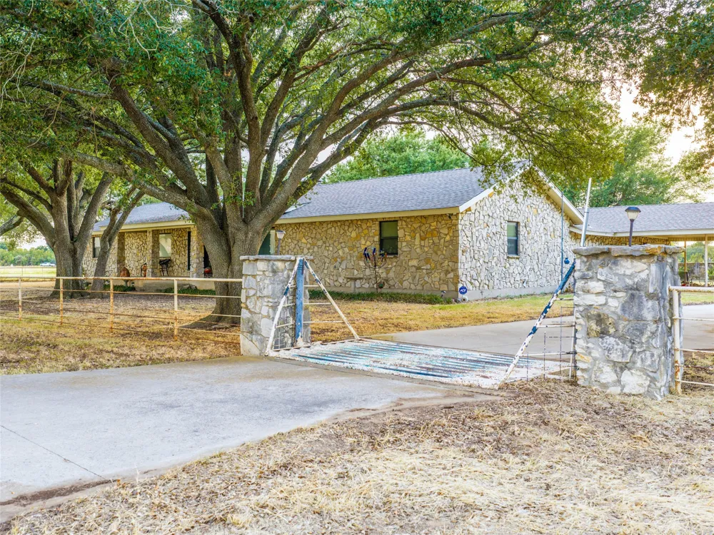 1790 Old Base Road Aurora, TX 76078