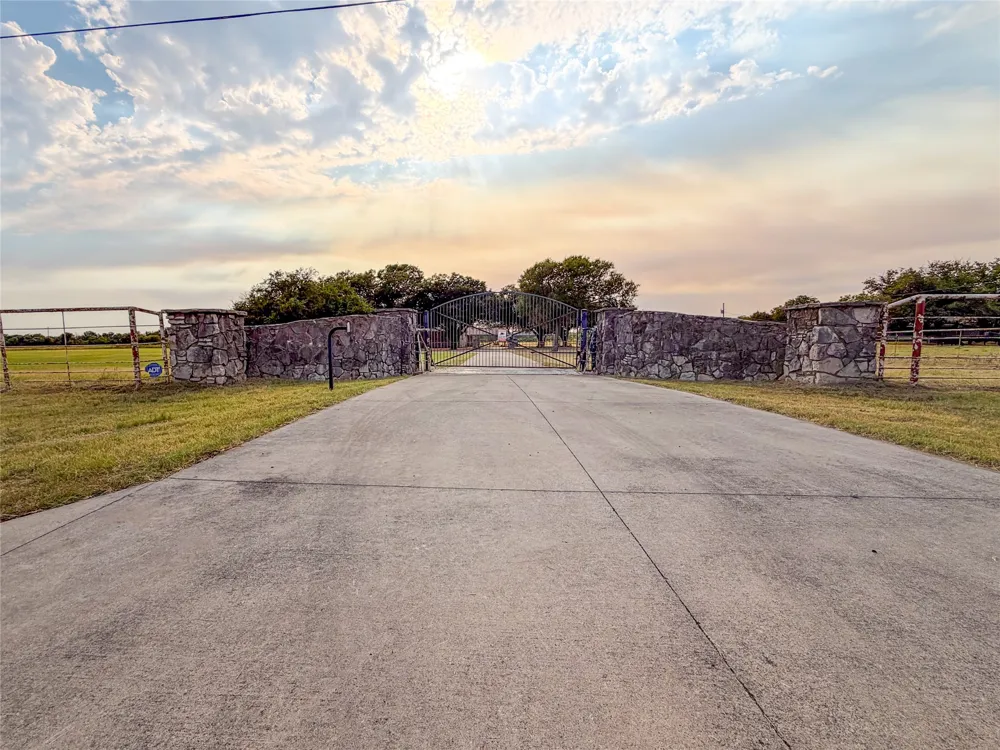 1790 Old Base Road Aurora, TX 76078
