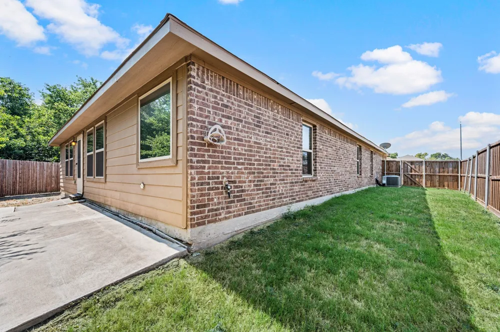 1800 Kings Cross Drive Lancaster, TX 75134