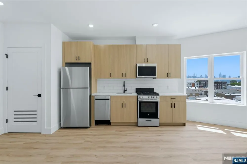 129 69th Guttenberg, NJ 07093