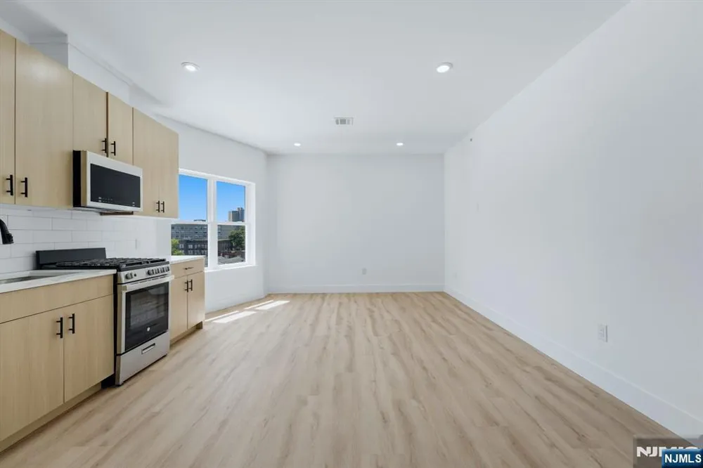 129 69th Guttenberg, NJ 07093