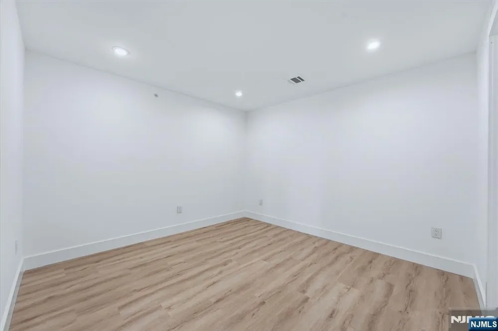 129 69th Guttenberg, NJ 07093