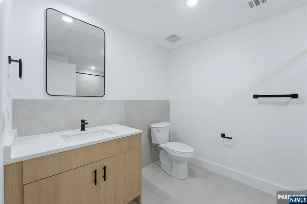 129 69th Guttenberg, NJ 07093