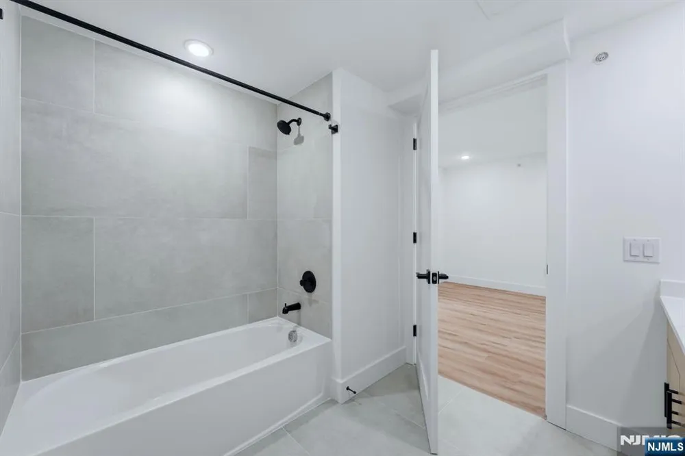 129 69th Guttenberg, NJ 07093