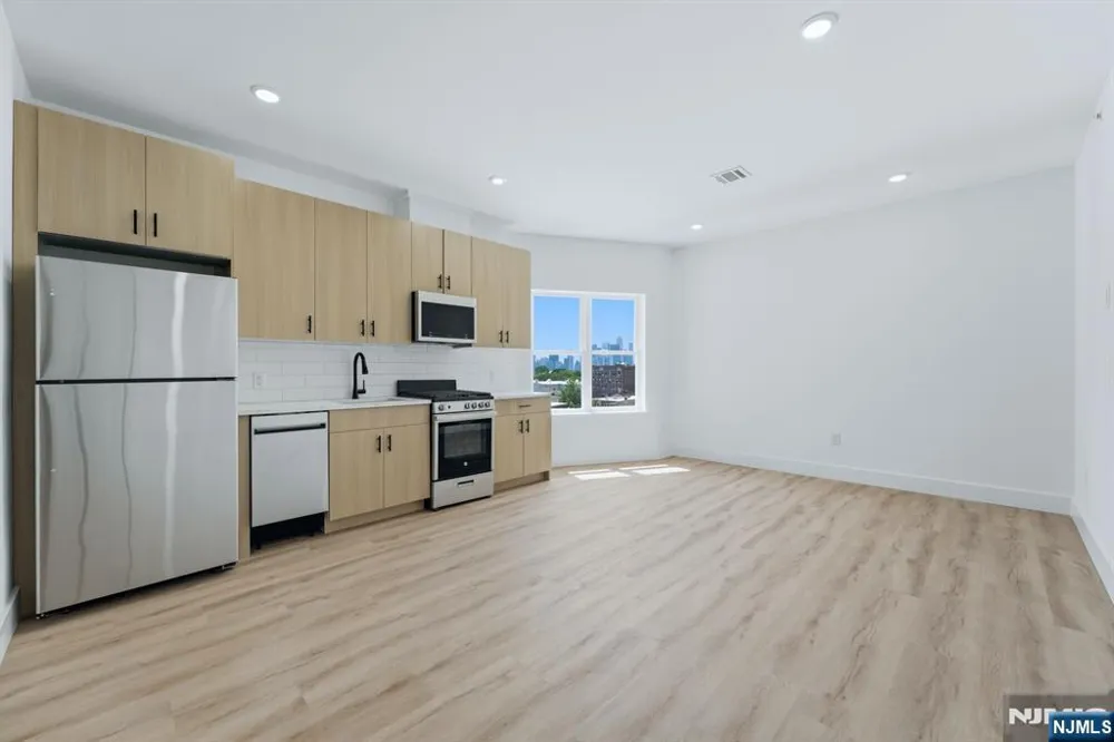 129 69th Guttenberg, NJ 07093
