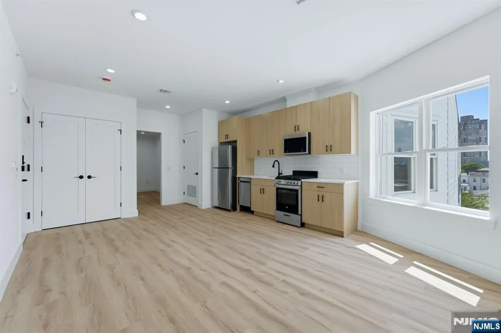 129 69th Guttenberg, NJ 07093