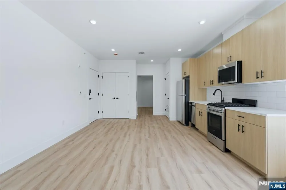 129 69th Guttenberg, NJ 07093