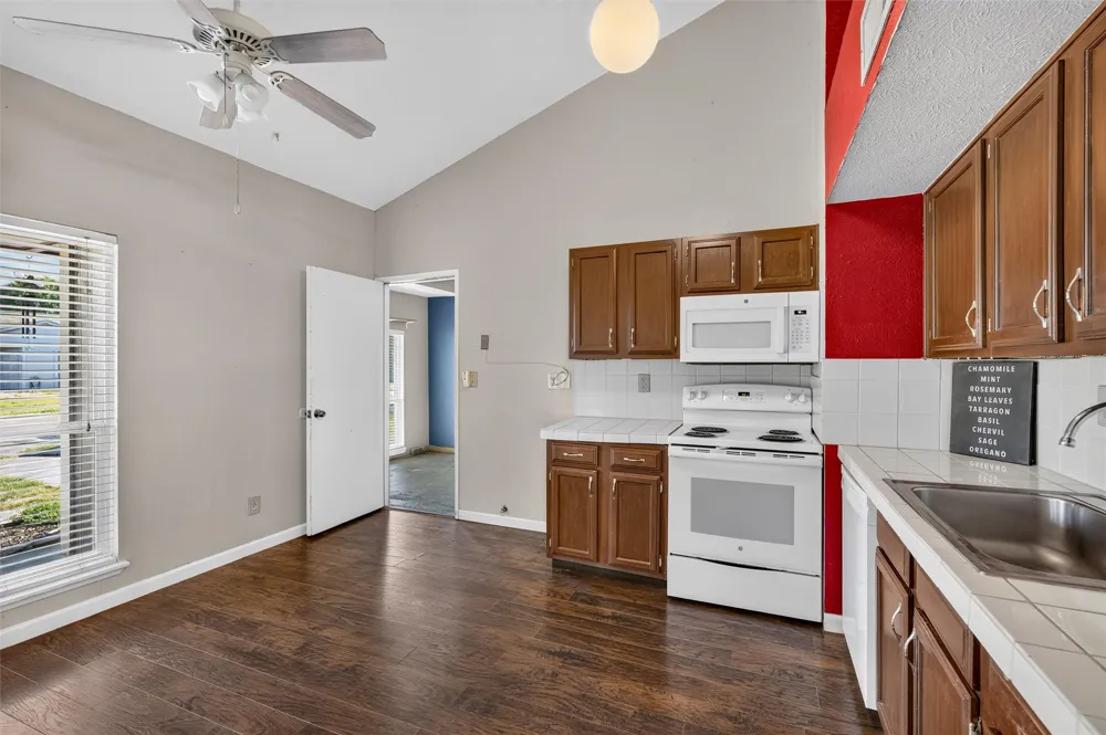 4232 Caldwell Avenue The Colony, TX 75056