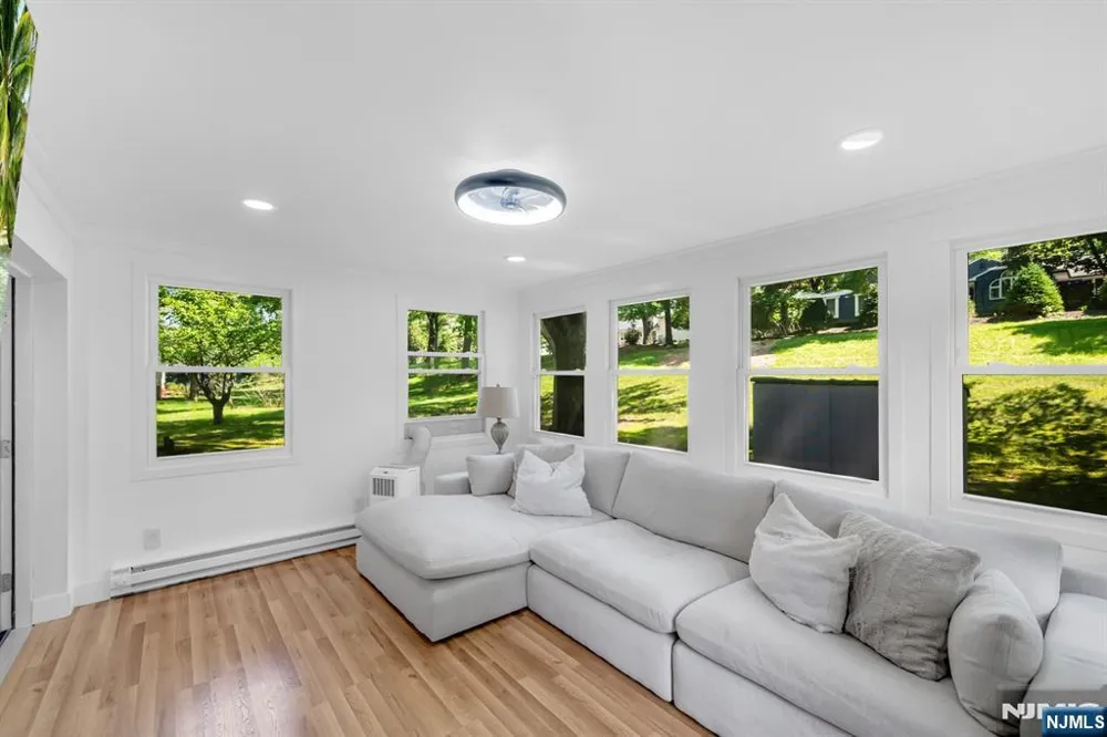 25 Windsor Court Norwood, NJ 07648