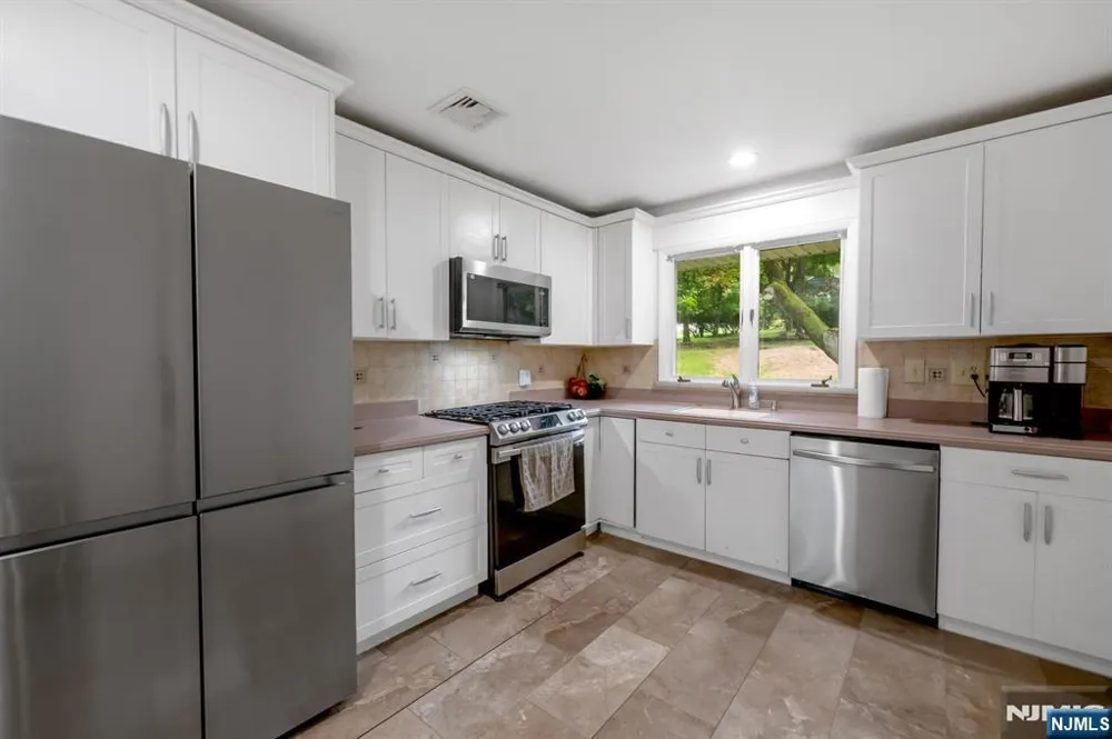 25 Windsor Court Norwood, NJ 07648