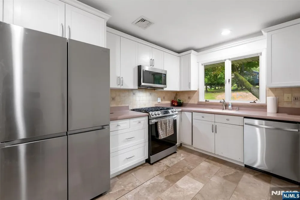 25 Windsor Court Norwood, NJ 07648