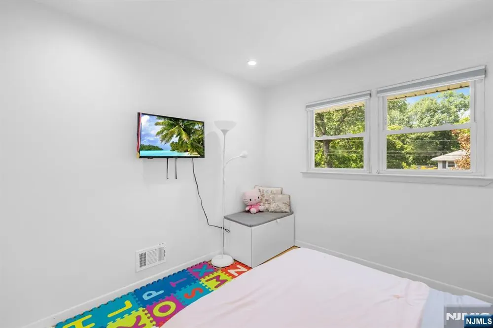 25 Windsor Court Norwood, NJ 07648