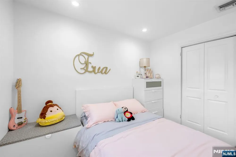 25 Windsor Court Norwood, NJ 07648