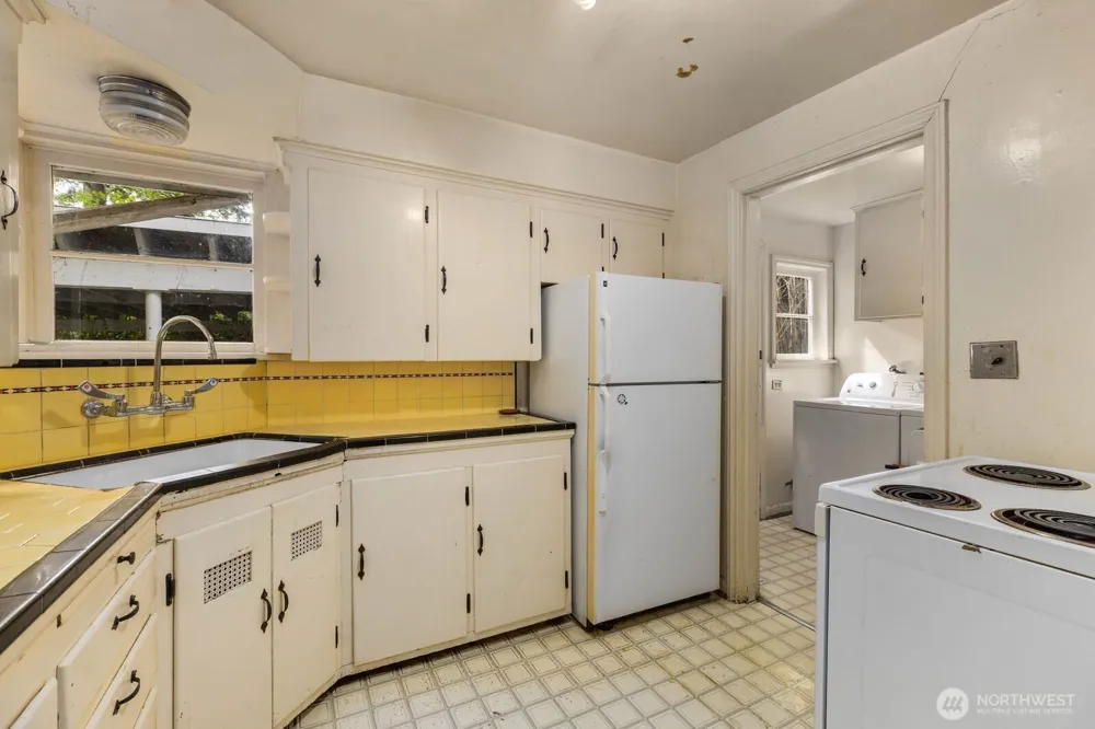 9525 7th Avenue NW Seattle, WA 98117