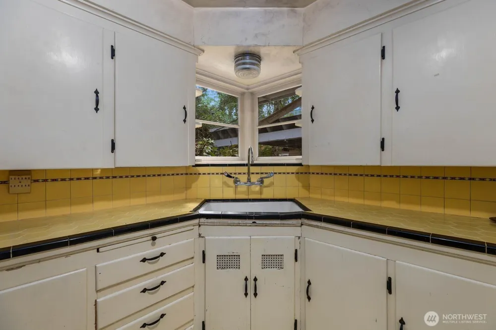 9525 7th Avenue NW Seattle, WA 98117