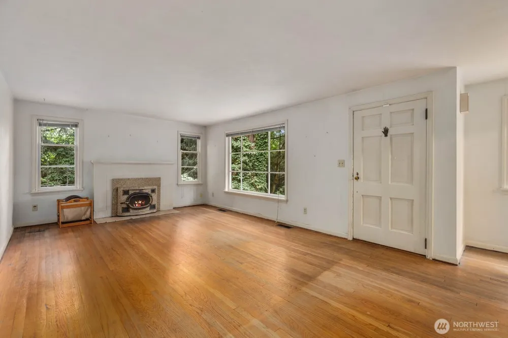 9525 7th Avenue NW Seattle, WA 98117