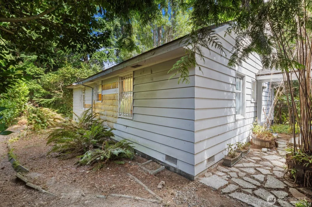 9525 7th Avenue NW Seattle, WA 98117