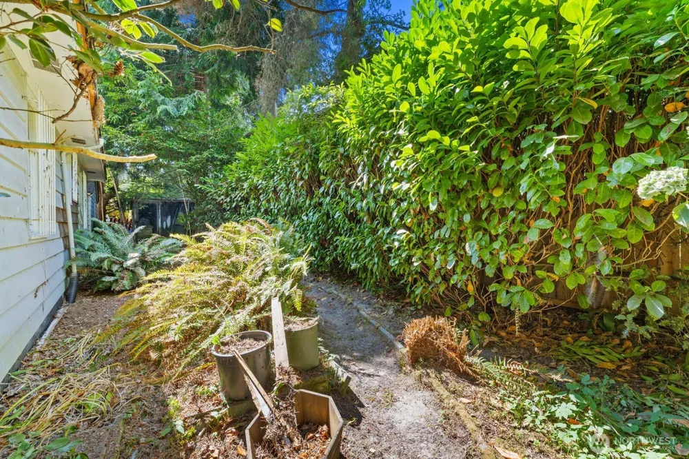 9525 7th Avenue NW Seattle, WA 98117