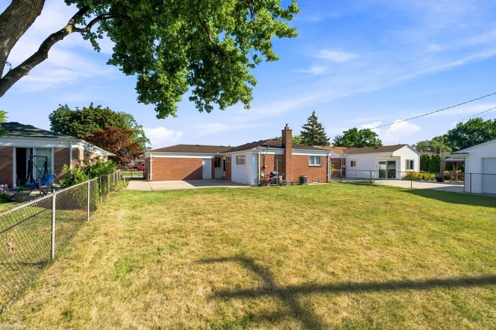 16878 Grettel Avenue Fraser City, MI 48026