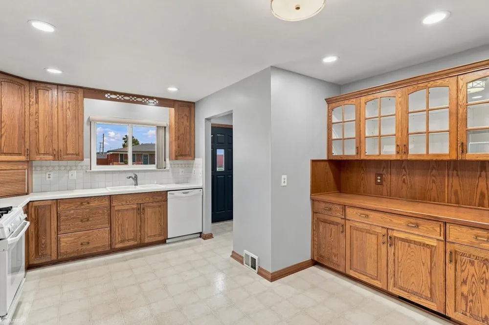 16878 Grettel Avenue Fraser City, MI 48026
