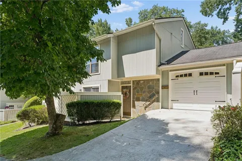 2318 Colonial Drive NE