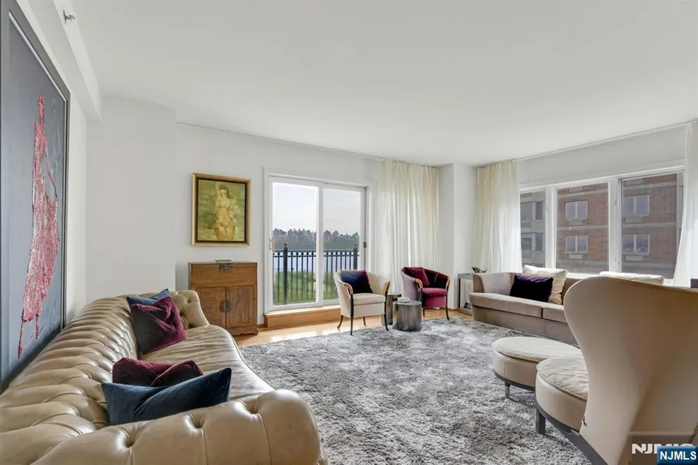 3219 City Place Edgewater, NJ 07020