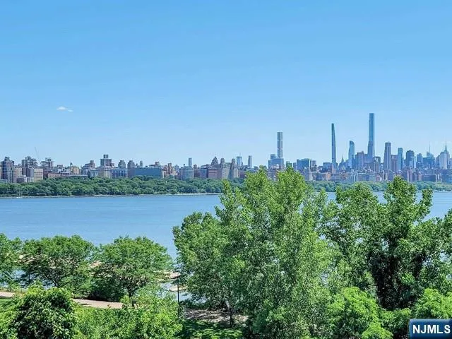 3219 City Place Edgewater, NJ 07020