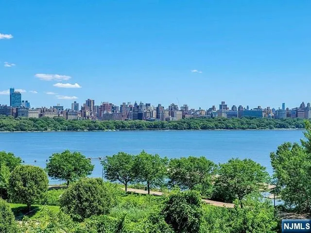 3219 City Place Edgewater, NJ 07020