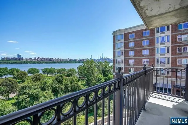 3219 City Place Edgewater, NJ 07020
