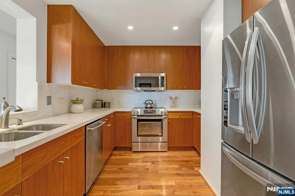 3219 City Place Edgewater, NJ 07020