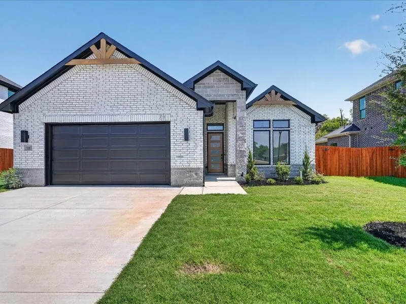 118 Emma Street Red Oak, TX 75154