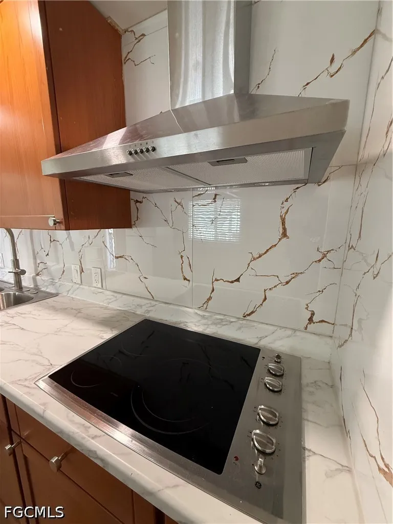 lxora Court E Naples, FL 34110