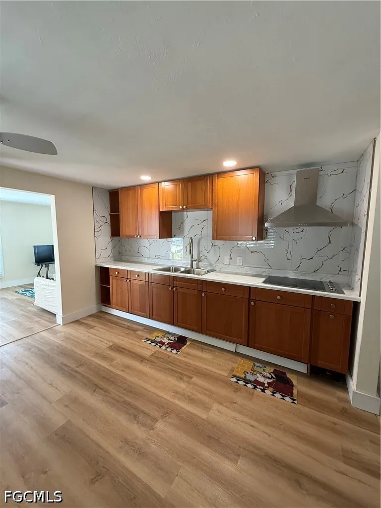 lxora Court E Naples, FL 34110