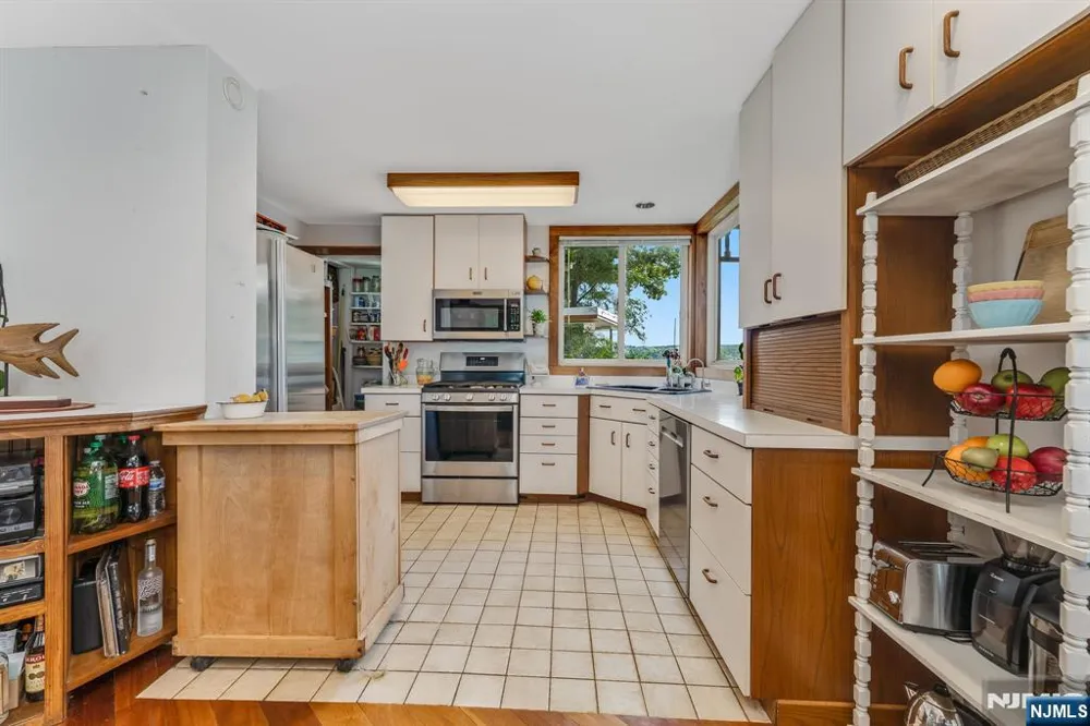 90 Ithanell Road Hopatcong, NJ 07843